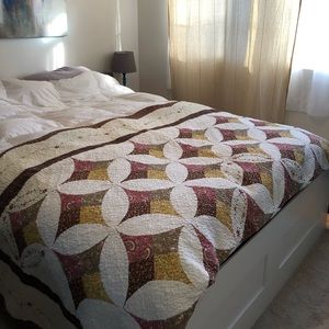 Beautiful quilt. Newer King size